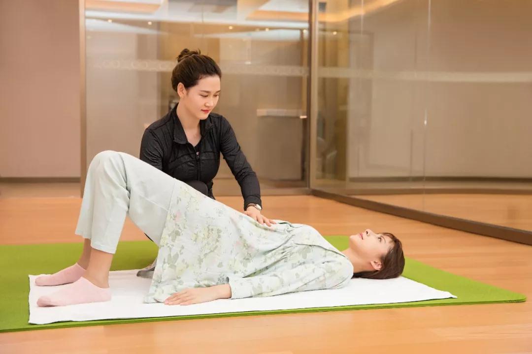 小学生看哥哥们踢十五运会足球赛,一声声加油稚嫩却嘹亮